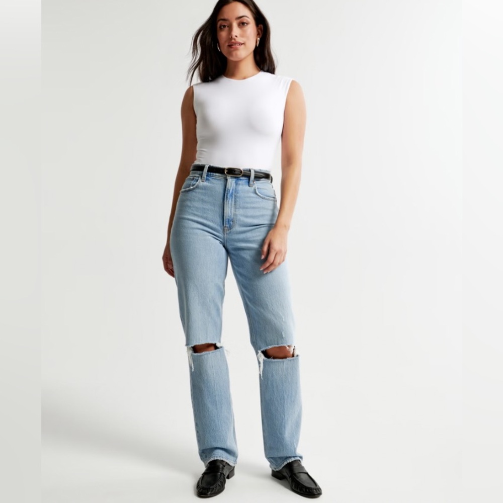 A&F Curve Love Ultra High Rise 90’s Straight Jean Light Wash Distressed 30 10R